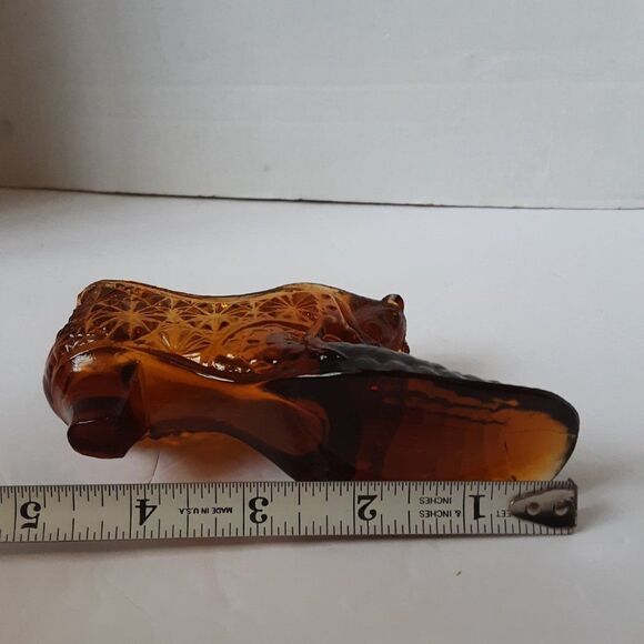 Fenton Glass Shoe with Cat - Amber Glass with Daisy Button pattern - Picture 8 of 10